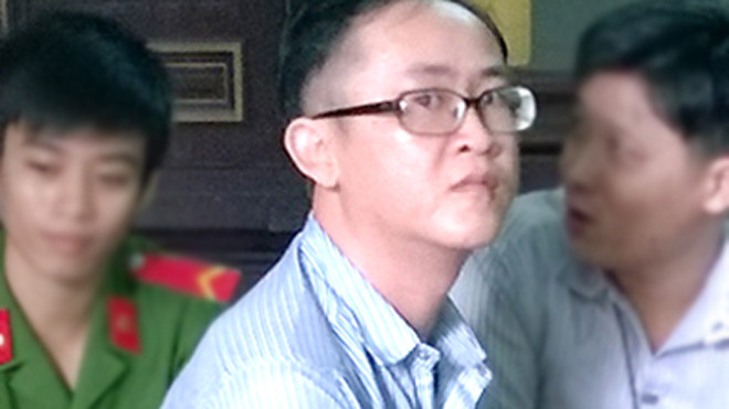 Bị cáo Đạt (đeo kính) chấp hành hình phạt 20 năm tù. Ảnh: H. D.