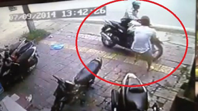 Sau khi bẻ khóa xong, tên trộm cưỡi lên xe định phóng xe đi thì bị phát hiện.