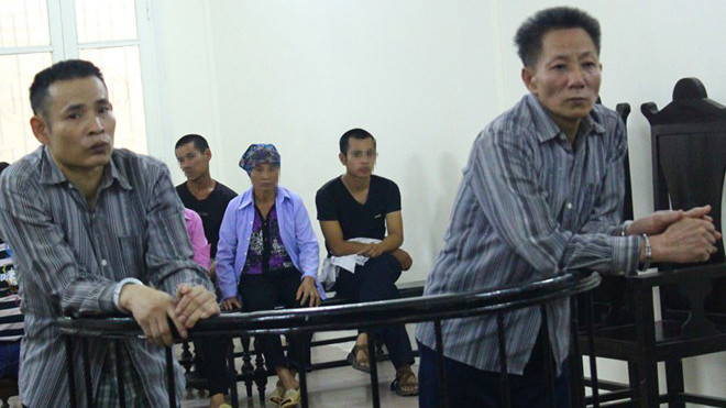 Bị cáo Nhật và Toản dựa người vào vành móng ngựa khi nghe tòa tuyên án.