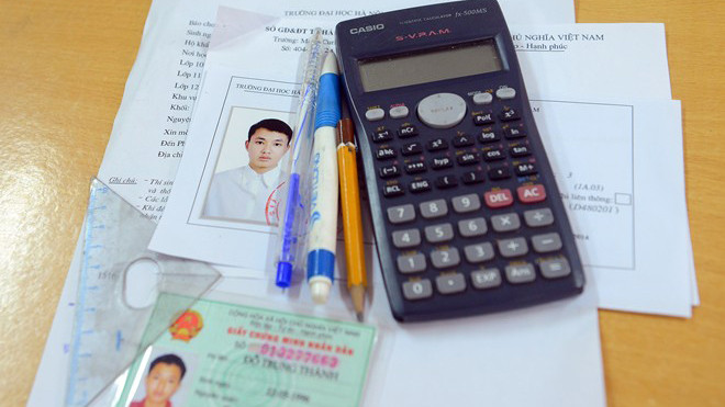 Giấy tờ đầy đủ của một thí sinh. Ành minh họa: Tuấn Mark.