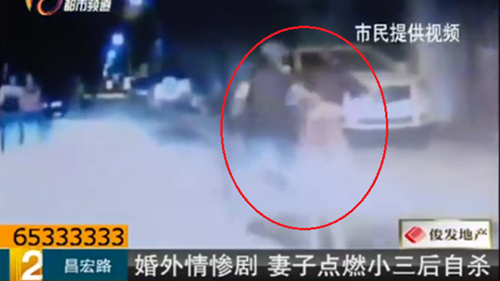 Shi tưới xăng đựng trong xô nhựa vào phía cô gái đang loay hoay tìm đường đi do bị ném ớt bột vào mặt.