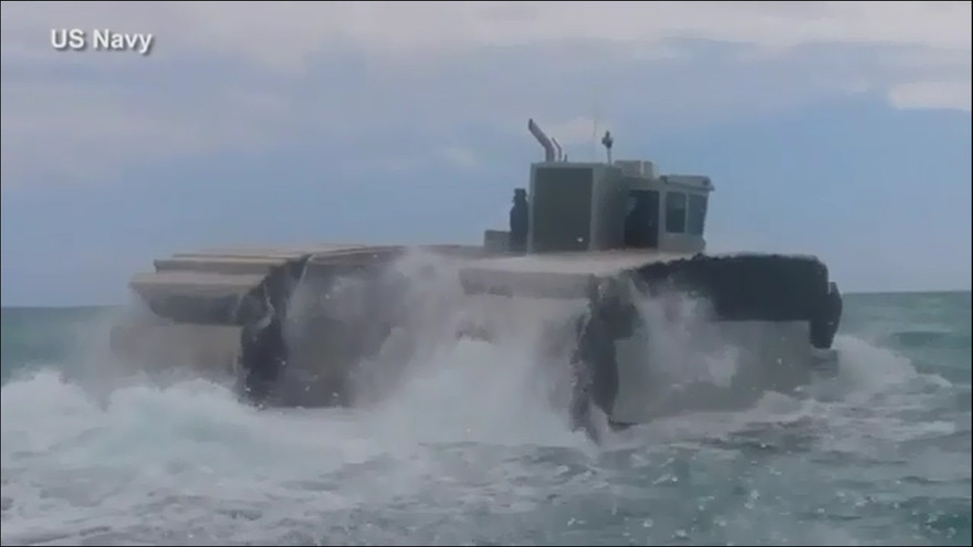 Mỹ “khoe” siêu xe tăng chạy trên mặt nước