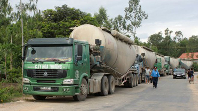 Những chiếc xe quá tải cả 100% bị lực lượng chức năng tỉnh Hà Tĩnh mật phục, bắt quả tang khi đang đi đường vòng né trạm. 