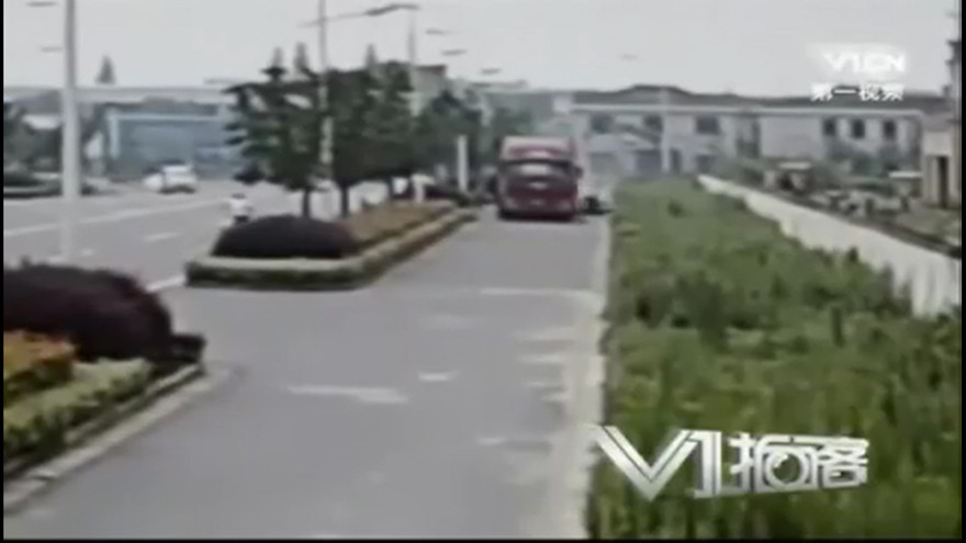 Đang đi đường thì bị lốp ô tô rơi trúng người