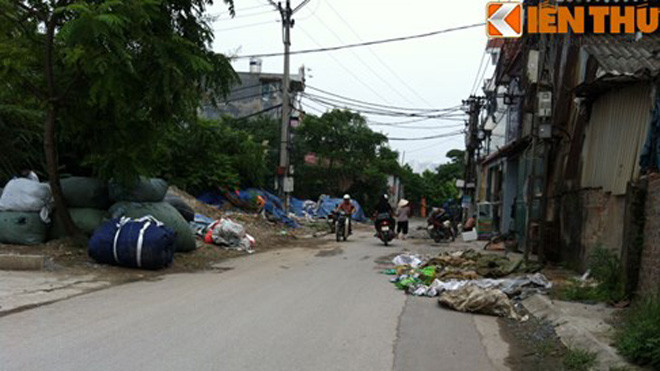 Các loại phế liệu chất thành đống trên vỉa hè của con đường dẫn vào Trung Văn.