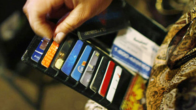 Các chuyên gia khuyến cáo chỉ mua bán trực tuyến tại những website uy tín để tránh bị mất cắp thông tin thẻ. Ảnh: AFP