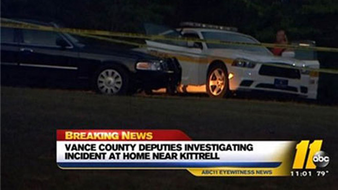 Cảnh sát phong tỏa xung quanh ngôi nhà xảy ra vụ bắn súng kép.