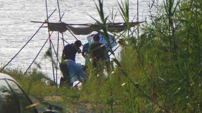 Công an đang làm các thủ tục giám định để xác định danh tính người chết mới được tìm thấy. Ảnh: Nguyễn Hoàng. 