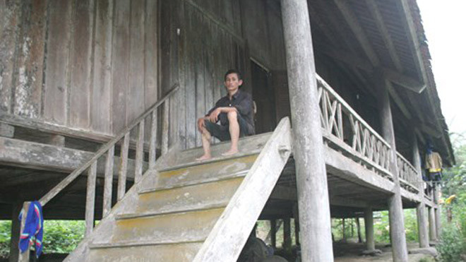 Ngôi nhà sàn của ông Tâm mang đậm nét văn hóa người Thái nơi đây. 