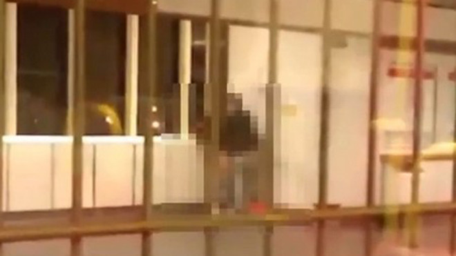 Nhiều người đã sốc, trong đó không ít người thích thú khi chứng kiến cảnh tượng diễn ra ngay trước mắt mình.