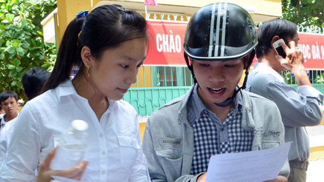 Thí sinh Đà Nẵng trao đổi bài sau môn thi sáng nay. Ảnh: Nguyễn Đông.