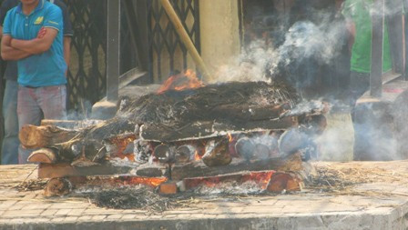 Người Chăm ở Ninh Thuận vẫn giữ tục hỏa táng. 