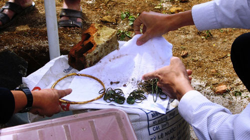 Kim loại màu vàng và trắng được phát hiện tại ngôi mộ 