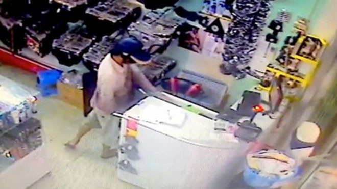 Tên trộm đã tranh thủ lúc không có người để trộm tiền.