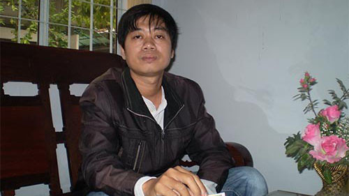 Anh Phú với tờ vé số trúng giải khuyến khích nhưng không được trả thưởng. 