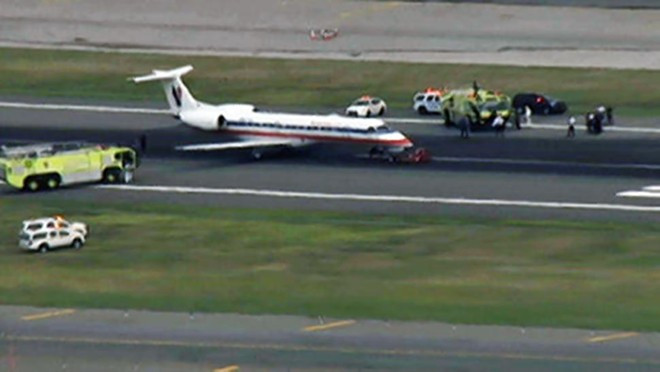 Chuyến bay 3340 của hãng Envoy Air buộc phải hạ cánh. Ảnh: WNBC 