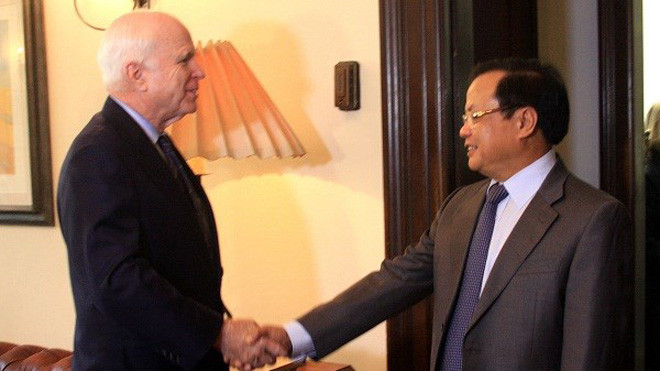 Bí thư Thành ủy Phạm Quang Nghị gặp Thượng nghị sĩ John McCain tại Trụ sở Quốc hội Mỹ ngày 22/7 (giờ địa phương). (Ảnh: Phạm Đạt - TTXVN) 