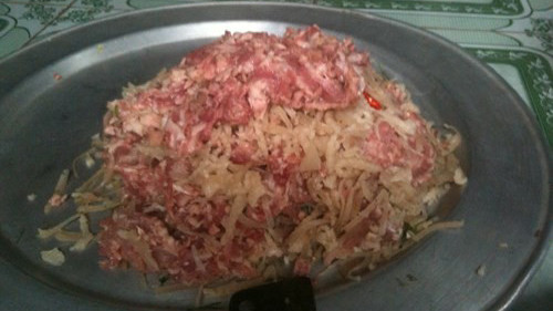 Thịt sống được bóp với thính gạo để trở thành món nhậu. 