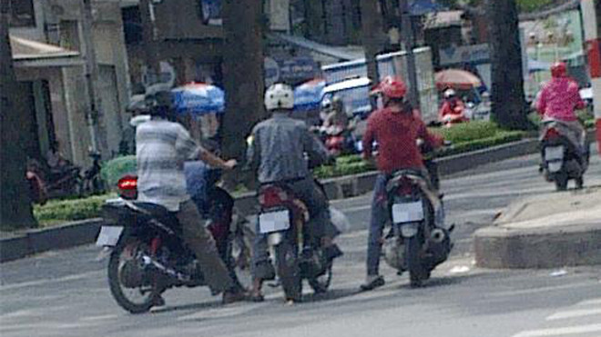 Những “kiều nữ” lượn lờ bằng xe tay ga 