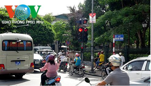 Biển chỉ dẫn cho phép các phương tiện rẽ phải đã dỡ bỏ