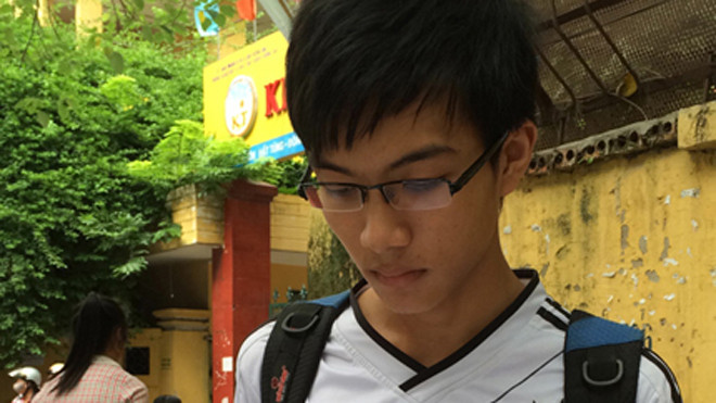 Thí sinh Nguyễn Viết Mạnh đang xem lại bài thi môn Hóa. Ảnh: H.Nguyên (Gia đình và Xã hội)