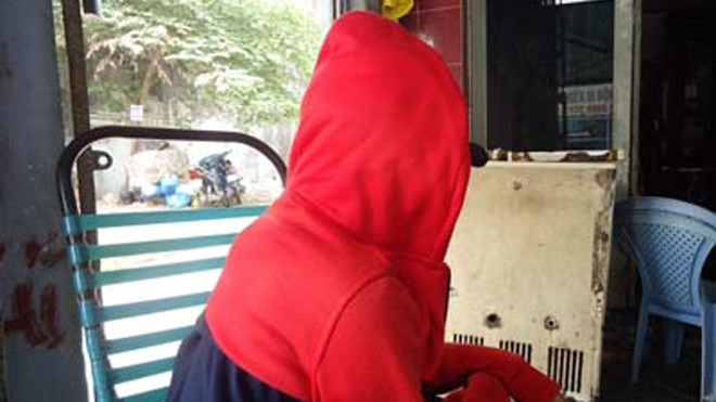 Em Nhân kể lại hành trình được "cò" đưa xuống TP.HCM làm việc. ảnh Thơ Trịnh.