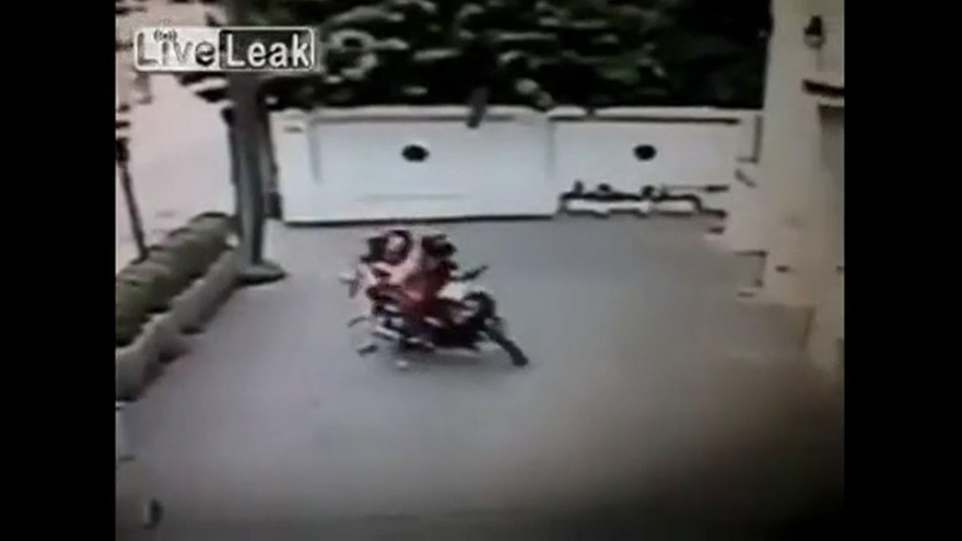 Cô gái nhặt dép giúp tên cướp vừa giật túi xách của mình