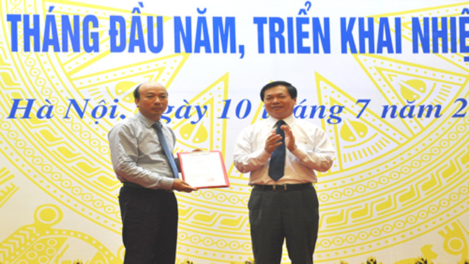 Bộ trưởng Công Thương Vũ Huy Hoàng trao quyết định cho ông Lê Minh Chuẩn. Ảnh: Phong Cầm