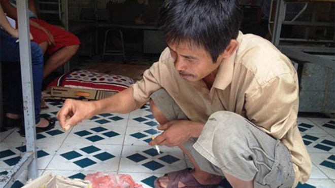 Anh Hoàng Văn Tuyên và những chú chim sáo anh định bán lấy tiền lộ phí.