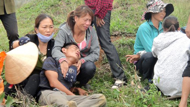 Vợ chồng anh Sửu chị Huê khóc ngất bên linh cửu các con