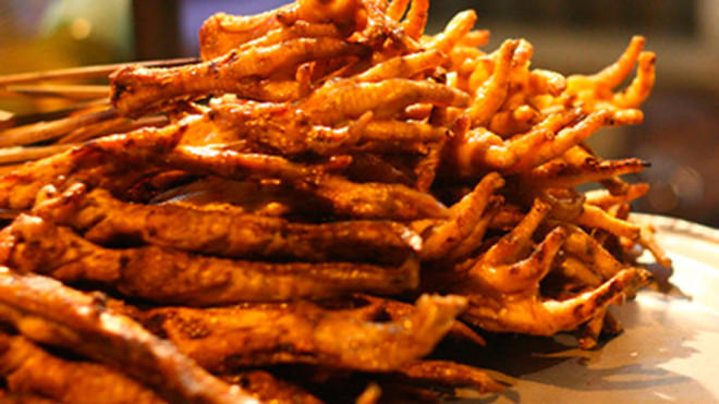 Người tiêu dùng cần đến những cơ sở uy tín để biết rõ nguồn gốc xuất xứ khi mua chân gà. Ảnh minh họa