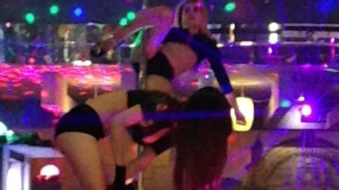 Nhiều quán cà phê tại Sài Gòn đang sử dụng chiêu "múa cột" để câu khách. 