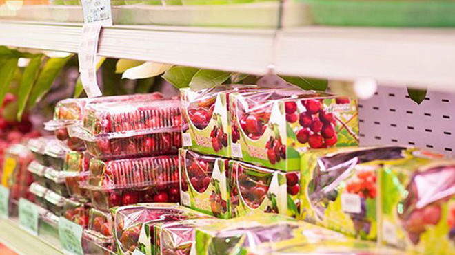 Trái cây nhập khẩu hay chỉ cần mang nhãn mác nước ngoài đều được người dùng trong nước ưa chuộng, dù giá bán có thể lên tới hàng triệu đồng/kg. Ảnh: ST141 