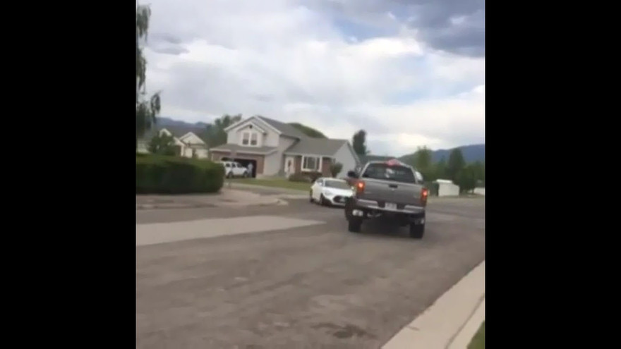 Cảnh sát lái xe bán tải chặn đầu tên cướp ngoạn mục