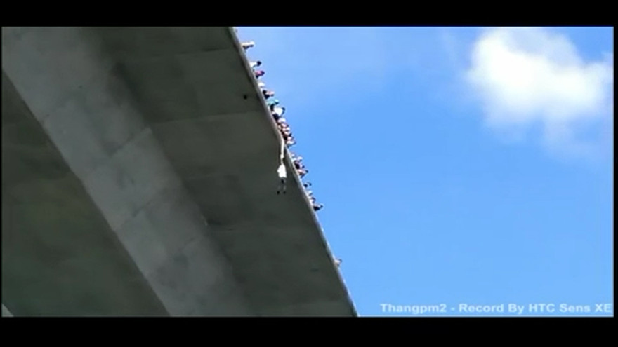 Nam thanh niên treo cổ lơ lửng ở cầu Bãi Cháy