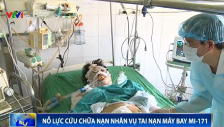 Các Giáo sư đầu ngành Y đang nỗ lực chăm sóc các chiến sĩ vụ máy bay rơi. Ảnh: VTV