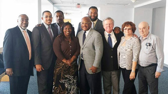 Bà Cynthia Robinson (giữa) và đội luật sư của mình sau chiến thắng trước tòa - Ảnh: New York Daily News 