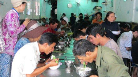 Khách đến ăn ở quán cơm Nụ Cười 1 chủ yếu là khách nghèo
