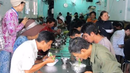 Khách đến ăn ở quán cơm Nụ Cười 1 chủ yếu là khách nghèo