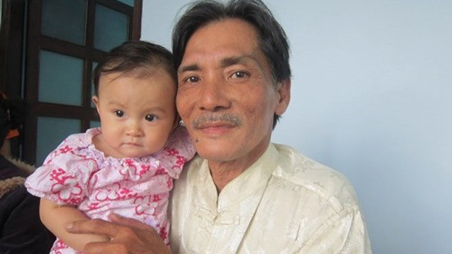 Thương Tín bên con gái nhỏ. Ảnh: Đời sống và Pháp luật.