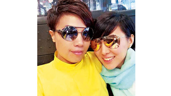 Mã Trại và doanh nhân Uông Tử Kỳ (áo vàng) khi yêu nhau nồng say. 