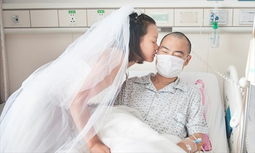  Xiang Hua cầu hôn bạn trai Li Zhen. Ảnh: CFP 