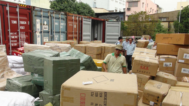 Hàng lậu bị bắt tại cảng TP HCM. Ảnh: Đình Phúc