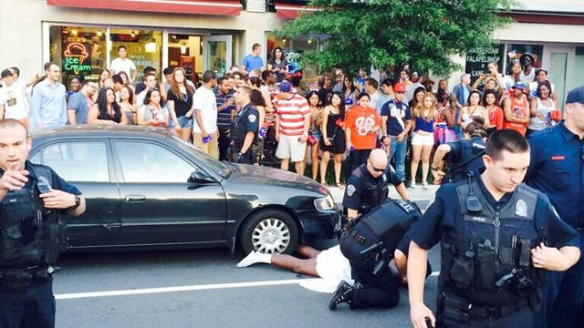 Cảnh sát đã đuổi và bắt tên Charles Mack, 22 tuổi trong khi hắn khỏa thân. Ảnh: NBC 