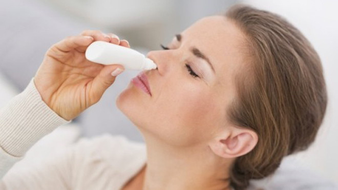 Rủa mũi bằng nước muối loãng là phương án chống nghẹt mũi đơn giản nhất