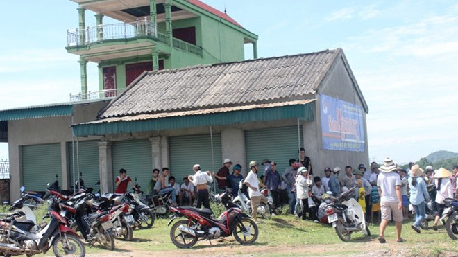 Người dân hiếu kỳ tập trung xem hiện trường vụ việc. 