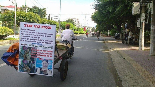 Hình ảnh anh Thuận lái ba gác chở theo bảng tìm vợ ở Vĩnh Long. 