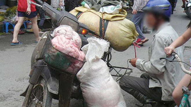 Thu mua mỡ loại, ôi thiu… ở các chợ về làm hàng. 