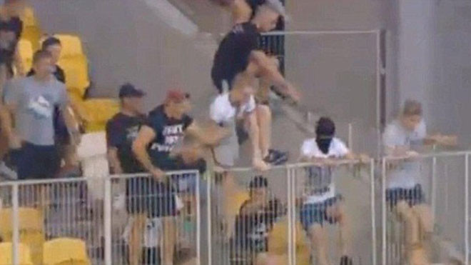 Các CĐV bịt mặt được cho là của Dnipro rượt đuổi, tấn công CĐV của FC Copenhagen