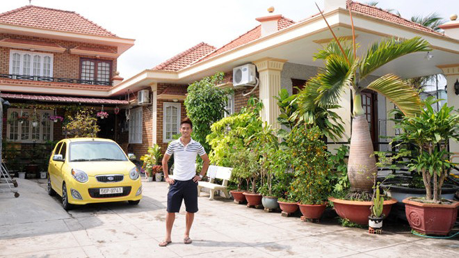 Nguyễn Thành Long Giang trước căn nhà của gia đình ở thị xã Gò Công (Tiền Giang). Ảnh: Megafun. 